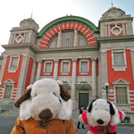 ブルックリン ロースティング カンパニー - 今日は大阪・中之島方面にお出かけ～♪
      ボキらの後ろに見えるのは大阪市中央公会堂で、
      国の重要文化財に指定されている歴史的な建て物なんだよ。
      正面玄関前で記念撮影！！