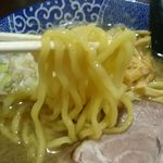 煮干らー麺シロクロ - 黒の麺アップ