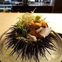 梶川 - お造りは、ウニ、スズキ、トリガイ。下には野菜がたっぷり