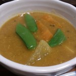 月と亀 - ・豆と旬野菜のカレー（サンバル）