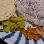 月と亀 - ・十穀ごはん、パパド、ポリヤル、アチャール