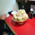 千里眼 - クイちゃんは豚トリプルラーメン大麺増し味玉三つ生卵一つ野菜あぶら増し