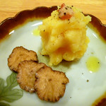 角打ち＋81 カネセ商店 - ◆お通し（いぶりがっこ、ポテトサラダ）