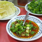 豚足のかどや - 2017年6月　タレとキャベツとネギ