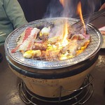 福山駅前酒場　情熱ホルモン - お肉焼いています(2017.06.03)