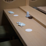 鮨 橋口 - 檜（ひのき）の一枚板（いちまいゝた）