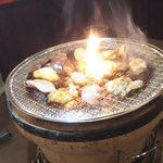 福山駅前酒場　情熱ホルモン - お肉焼いてます②(2017.06.03)