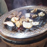 福山駅前酒場　情熱ホルモン - お肉焼けました(2017.06.03)