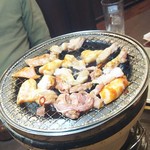 福山駅前酒場　情熱ホルモン - お肉焼いてます③(2017.06.03)