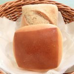 レスアルカーナ - 本日のプレートランチ 1260円 のミルクパンとライ麦パン