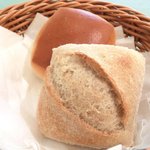 レスアルカーナ - 本日のプレートランチ 1260円 のミルクパンとライ麦パン