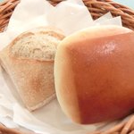 レスアルカーナ - 本日のプレートランチ 1260円 のミルクパンとライ麦パン