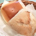 レスアルカーナ - 本日のプレートランチ 1260円 のミルクパンとライ麦パン