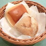 レスアルカーナ - 本日のプレートランチ 1260円 のミルクパンとライ麦パン