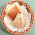 レスアルカーナ - 本日のプレートランチ 1260円 のミルクパンとライ麦パン