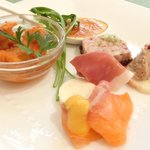 レスアルカーナ - 本日のプレートランチ 1260円 の前菜盛り合わせ