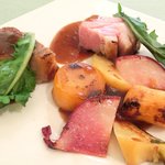 レスアルカーナ - 本日のプレートランチ 1260円 の北海道産の豚のローストと根菜のグリル エシャロットソース