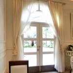 レスアルカーナ - 店内のテーブル席の風景です