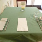 レスアルカーナ - 店内のテーブル席の風景です