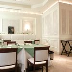 レスアルカーナ - 店内のテーブル席の風景です