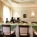 レスアルカーナ - 店内のテーブル席の風景です