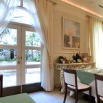 レスアルカーナ - 店内のテーブル席の風景です