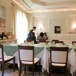 レスアルカーナ - 店内のテーブル席の風景です