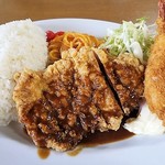 ハンター - ハンターのランチ鶏モモ肉に掛かる熟成ドミグラスがたまりまてん