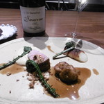 リョウリヤ ステファン パンテル - 白ボトルとお肉料理