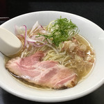 麺処 晴 - 2017年 5月 塩そば 冷やし (730円)
      あたたかいらーめんと同じ値段なのでお得感があります。