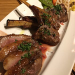 SMOKE & GRILL 煙のJOE - ジャガイモの燻製は是非単品で頼んでほしいくらい美味しかった 肉の三種盛りは、カモの燻製ベストチョイス 