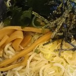 和屋製麺所 - トッピングレフトサイド・ネギ、メンマ、ワカメ、センターはのり