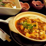 華 - 四川麻婆飯セット。四川麻婆飯とラーメンと揚げ物とお漬け物です。ボリューム満点〜！！