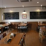 かしの木 - 落ち着いた木目調の店内でお寛ぎいただけます。