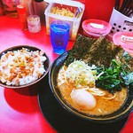 家系ラーメン とらきち家 - ラーメン￥６５０まかないご飯￥１５０
      ラーメン物凄いとんこつ旨味です(o≧▽゜)o