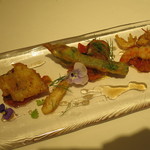 リストランテ サクラ - キス、花ズッキーニ、ホタテ、車海老、白海老、オルトラーナ　玉葱のソース