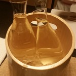 満寿家 - 満寿家 冷酒は２本ずつ氷に入れて