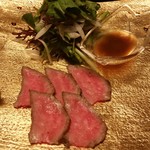 満寿家 - 満寿家 黒毛和牛のローストビーフ、有機玉葱のサラダと共に