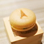 SUGALABO - キャビアと卵黄の最中