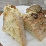 Cuisson - [ランチ]バケット 左：オリーブ入り、右：オリーブなし(2人前)