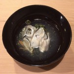 うを徳 - お椀（幻の魚荒（あら）の潮汁 + 厚岸 牡蠣 + 花山椒）