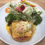 フレンチトースト専門店 BREAK - ハムチーズベネディクトフレンチトーストは、濃厚で食べ応えありますし、サラダもタップリです