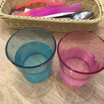 フレンチトースト専門店 BREAK - お冷のグラスは可愛い色合いのプラスチック製
      娘には可愛い色合いのプラスチックフォークとスプーン