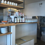 フレンチトースト専門店 BREAK - スタッフさんは全員女性ということもあるのでしょうか、整理整頓はしっかりされてますね