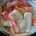 食工房ふくだ - 具は中トロ５枚・サーモン・ホタテ・イカ・タコ・甘エビなどなかなか充実しています
