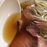 麺処 晴 - 丼の左に煮干しオイル、右側に柚子オイル