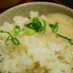 掛川いも汁処　とろろ本丸 - ～いも汁処 とろろ本丸～
      定食のごはんは茶碗でいただきます
      青ネギをまぶして