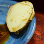 掛川いも汁処　とろろ本丸 - ～いも汁処 とろろ本丸～
      輪切り自然薯は皮付きで薄切りサクサク