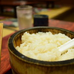 掛川いも汁処　とろろ本丸 - ～いも汁処 とろろ本丸～
                                定食の麦ごはんは、おひつに入っています
                                これが思ったより量が多くたっぷり(^.^)