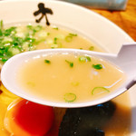 大龍ラーメン - 早速スープをお口にイン！あぁ～これこれ～口の周りにピタッとした感じが久留米に来たって感じ♪